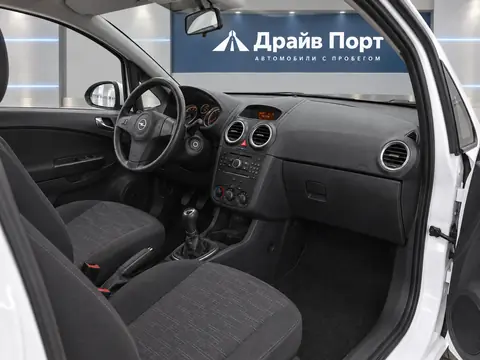 Opel Corsa 2010, салон