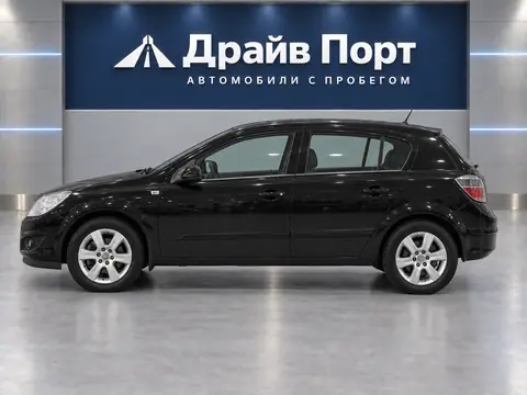 Opel Astra 2011, вид сбоку