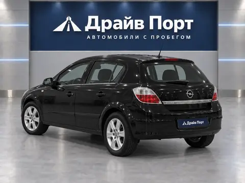 Opel Astra 2011, вид сзади