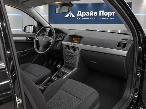 Opel Astra 2011, салон