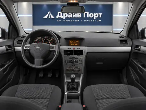 Opel Astra 2011, панель приборов