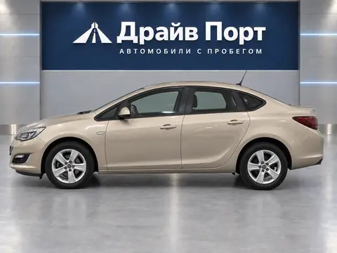 Opel Astra 2013, вид сбоку