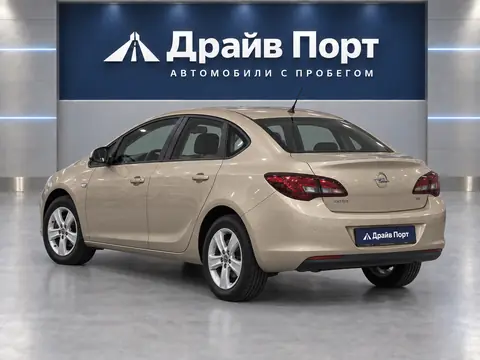 Opel Astra 2013, вид сзади
