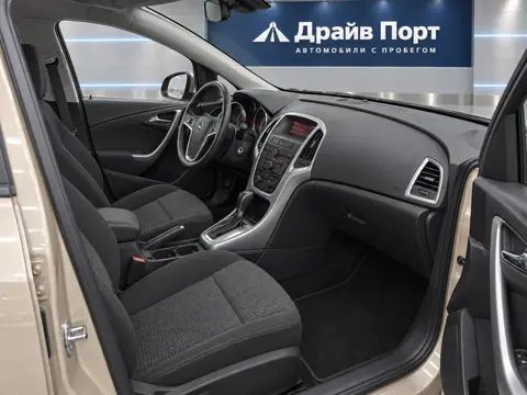 Opel Astra 2013, салон