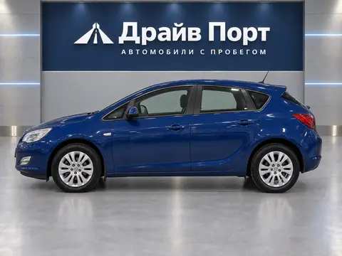 Opel Astra 2011, вид сбоку
