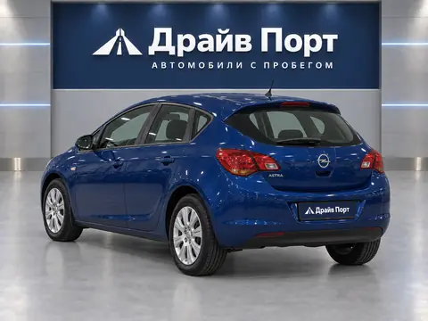Opel Astra 2011, вид сзади