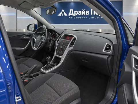 Opel Astra 2011, салон