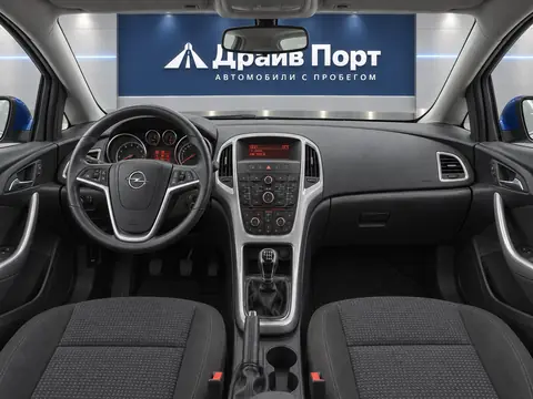 Opel Astra 2011, панель приборов