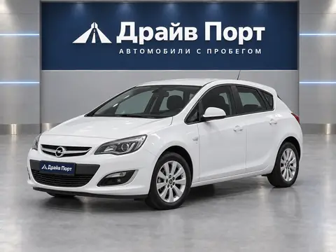 Opel Astra 2013, вид спереди