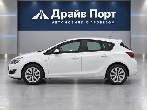 Opel Astra 2013, вид сбоку