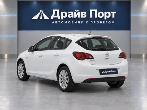 Opel Astra 2013, вид сзади