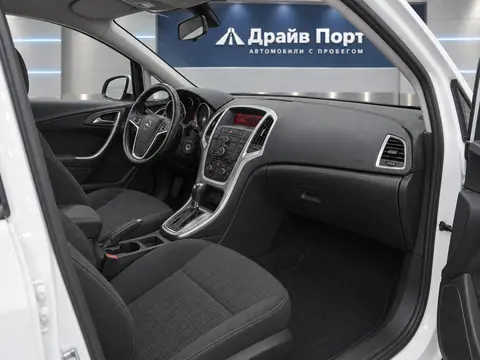 Opel Astra 2013, салон