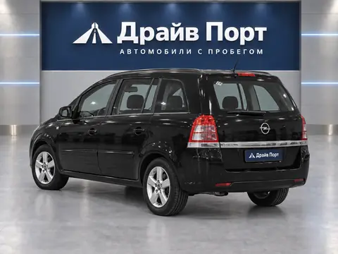 Opel Zafira 2013, вид сзади