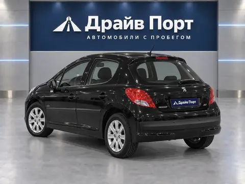 Peugeot 207 2008, вид сзади