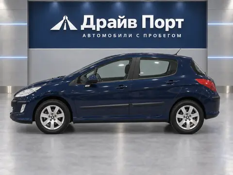 Peugeot 308 2008, вид сбоку