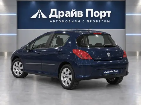 Peugeot 308 2008, вид сзади
