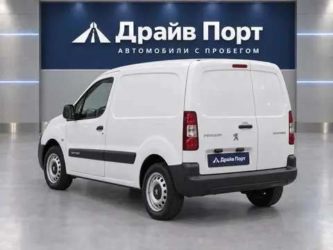 Peugeot Partner 2008, вид сзади