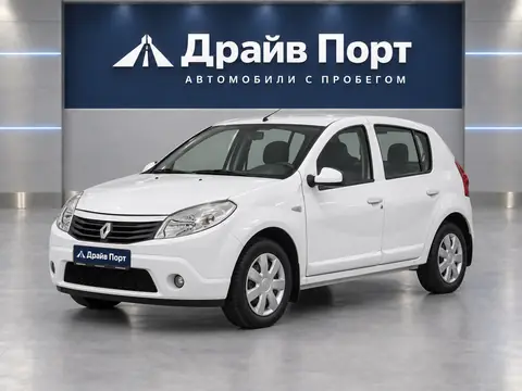 Renault Sandero 2011, вид спереди