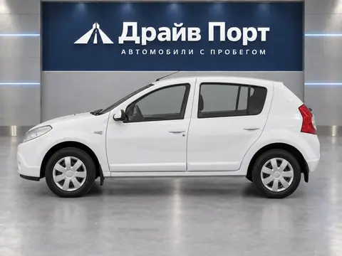 Renault Sandero 2011, вид сбоку