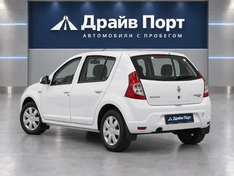 Renault Sandero 2011, вид сзади