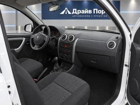 Renault Sandero 2011, салон
