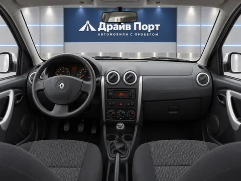 Renault Sandero 2011, панель приборов
