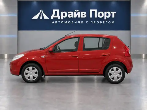 Renault Sandero 2012, вид сбоку