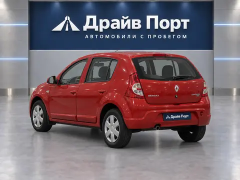 Renault Sandero 2012, вид сзади