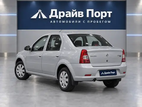 Renault Logan 2013, вид сзади