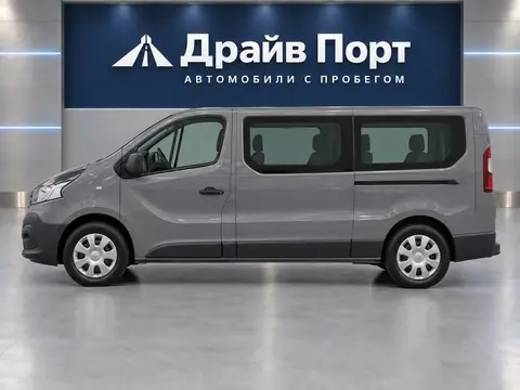 Renault Trafic 2016, вид сбоку