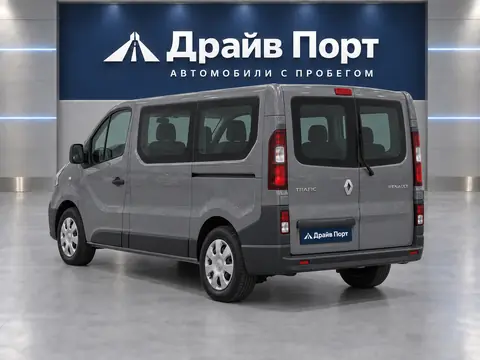 Renault Trafic 2016, вид сзади