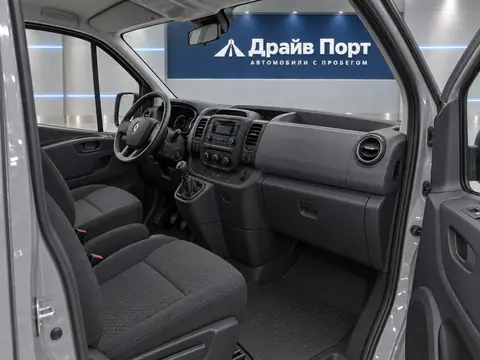Renault Trafic 2016, салон