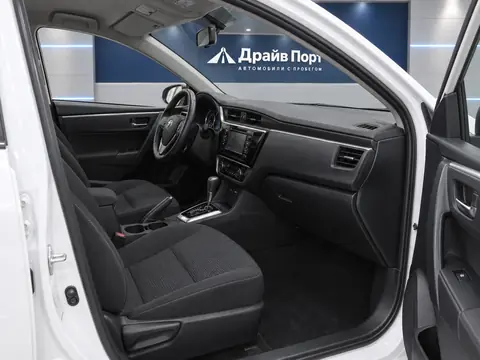 Toyota Corolla 2016, салон
