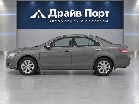 Toyota Camry 2011, вид сбоку