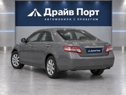 Toyota Camry 2011, вид сзади