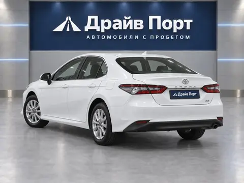 Toyota Camry 2022, вид сзади