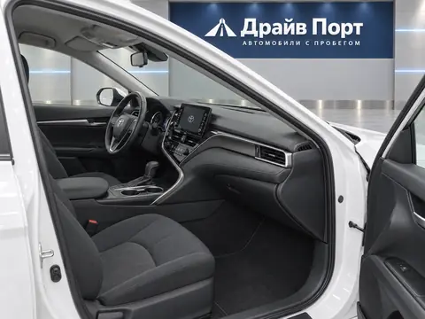 Toyota Camry 2022, салон