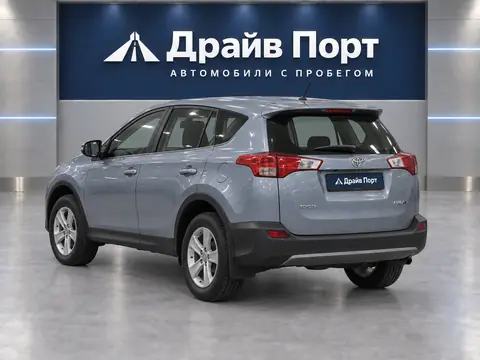 Toyota RAV4 2014, вид сзади