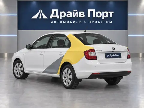 Skoda Rapid 2015, вид сзади