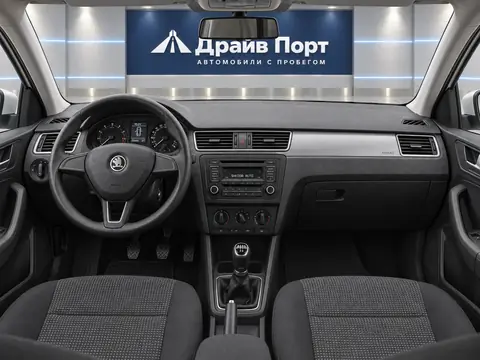 Skoda Rapid 2015, панель приборов