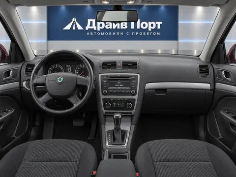 Skoda Octavia 2011, панель приборов