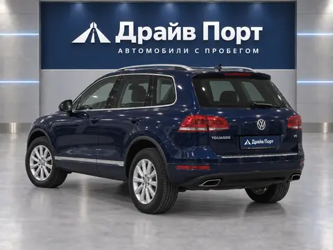 Volkswagen Touareg 2012, вид сзади