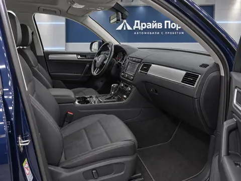 Volkswagen Touareg 2012, салон