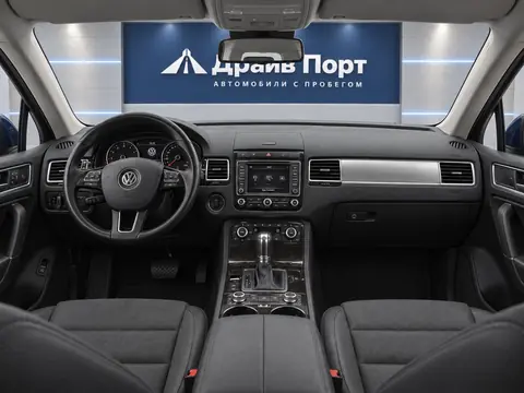 Volkswagen Touareg 2012, панель приборов