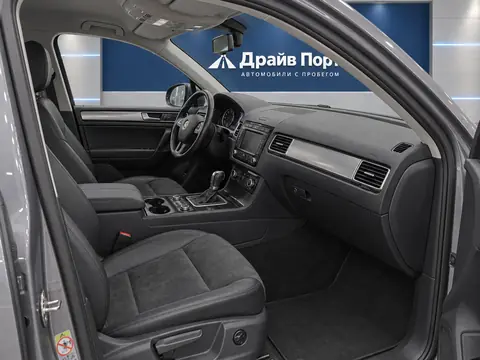 Volkswagen Touareg 2010, салон
