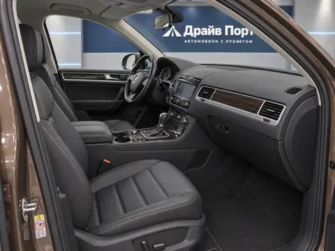 Volkswagen Touareg 2011, салон