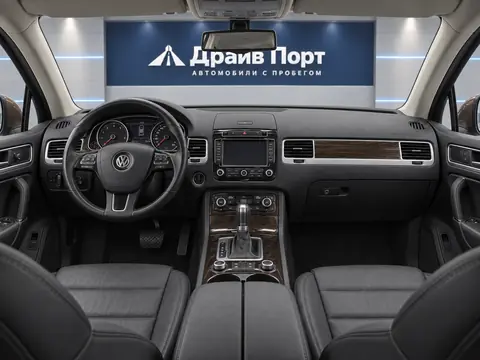 Volkswagen Touareg 2011, панель приборов
