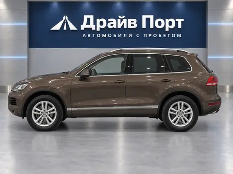 Volkswagen Touareg 2011, вид сбоку