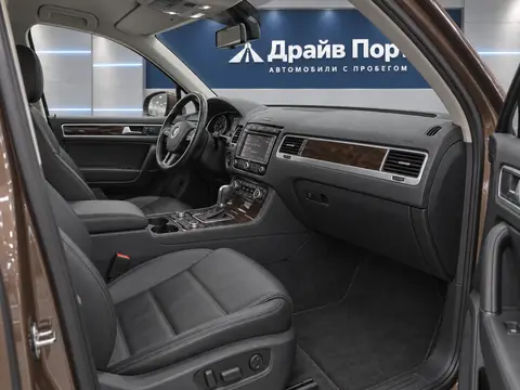 Volkswagen Touareg 2011, салон