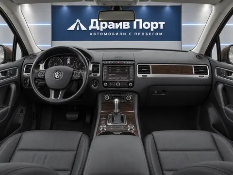 Volkswagen Touareg 2011, панель приборов